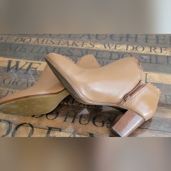 JACK ROGERS boots. Worn once. Size 7M. - Picture 2 of 6